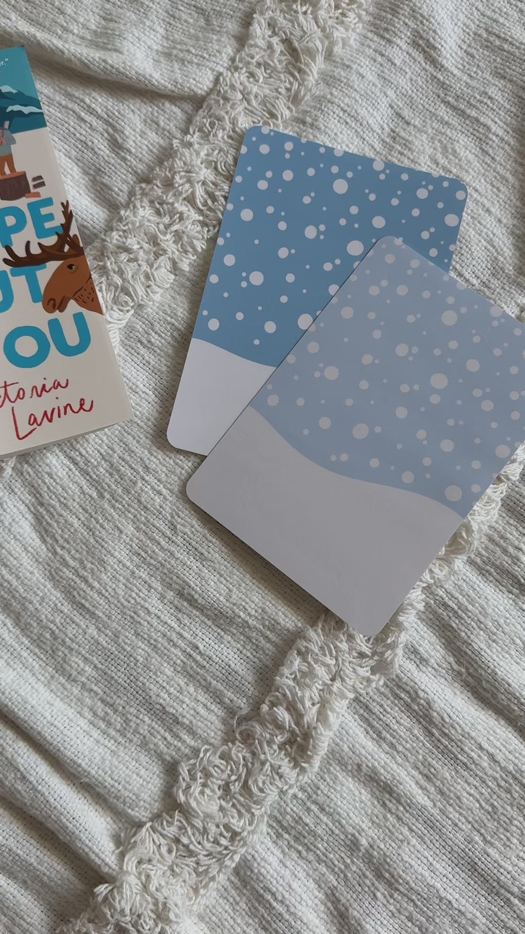 Video showing both color options in the glossy and holographic stars lamination options.